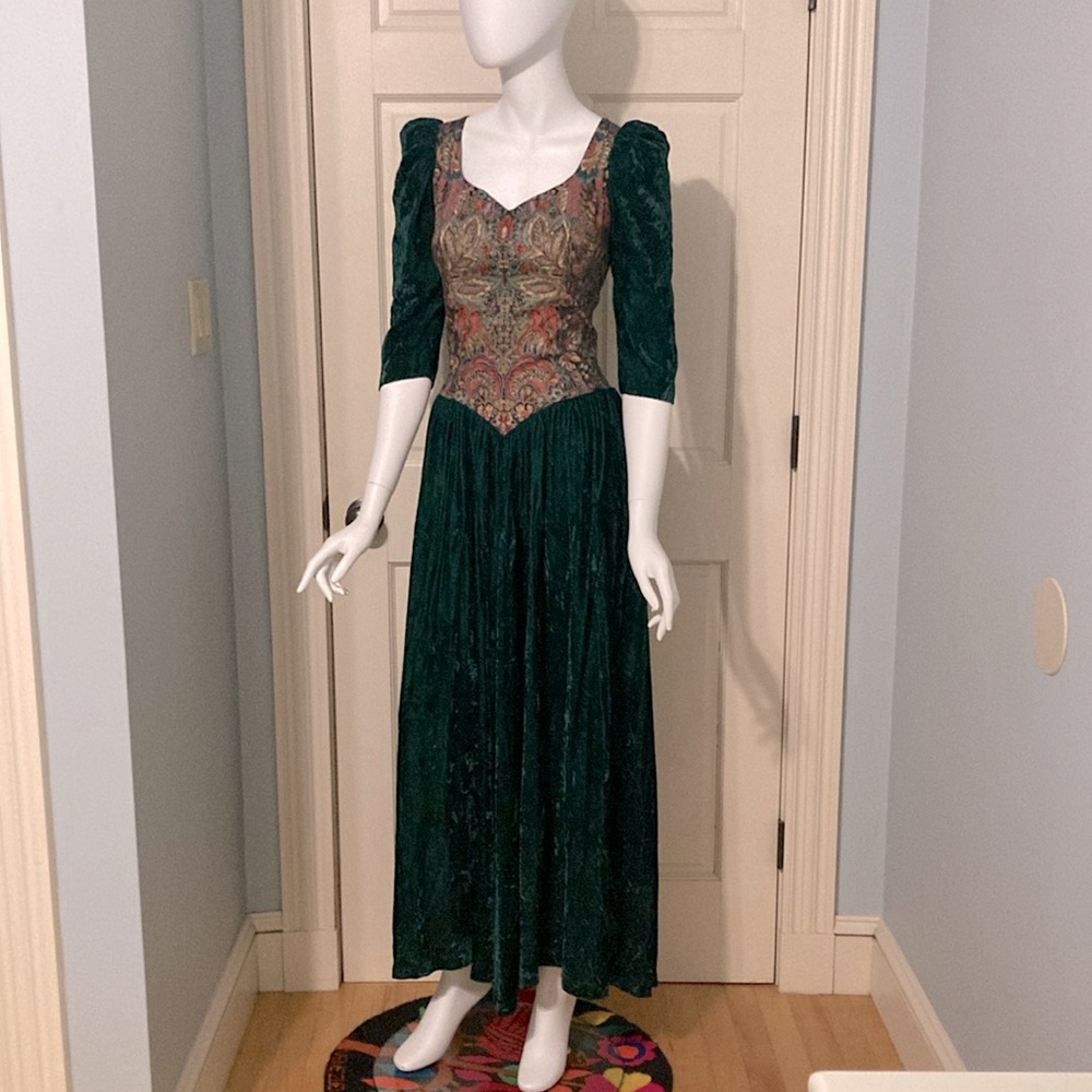 Emerald Green velvet Renaissance bridgerton Dress costume embroidered fabric